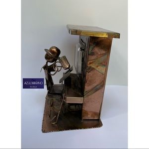 Antique Music Box — Featuring a man • Cajita musical — hombre de protagonista•